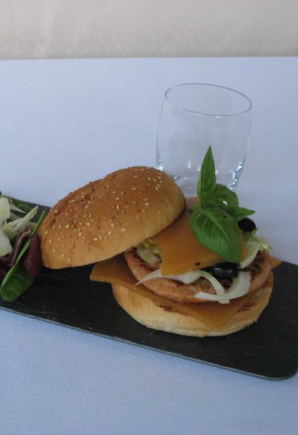 Fish burger di Salmone con Fruttilette Albicocca, finocchi e olive nere
