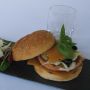 Fish burger di Salmone con Fruttilette Albicocca, finocchi e olive nere