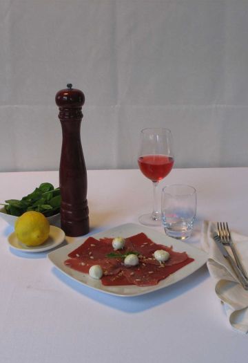 Carpaccio di Manzo con Fruttilette Fragola, basilico, scorza di limone