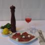 Carpaccio di Manzo con Fruttilette Fragola, basilico, scorza di limone