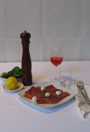 Carpaccio di Manzo con Fruttilette Fragola, basilico, scorza di limone