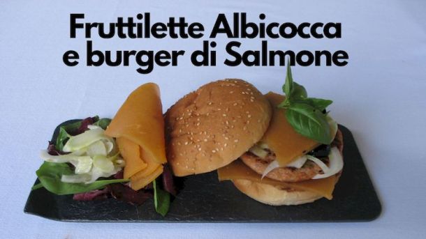 Fish burger di Salmone con Fruttilette Albicocca, finocchi e olive nere