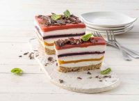 Fetta di cheesecake con strati di Fruttilette colorate