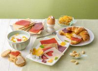 tavola colazione con Fruttilette: jogurt, uova, biscotti, cereali, briosche