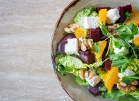 Insalata con cubetti di Fruttiletta Fragola pesca e quartirolo
